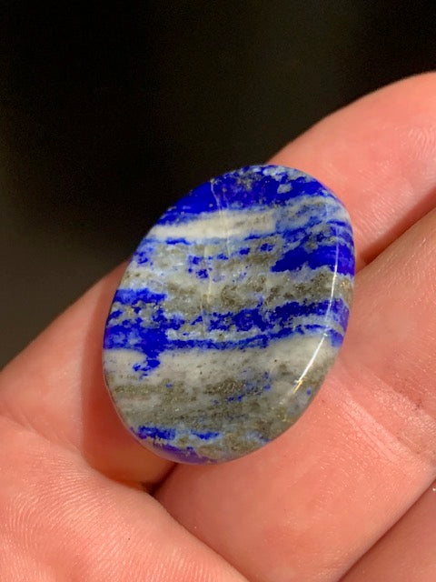 Lapis-lazuli – Pierre de poche / pierre de massage avec une face bombée et une face incurvée – 35 × 28 × 8 mm – 12,6 g – Qualité AA à AAA