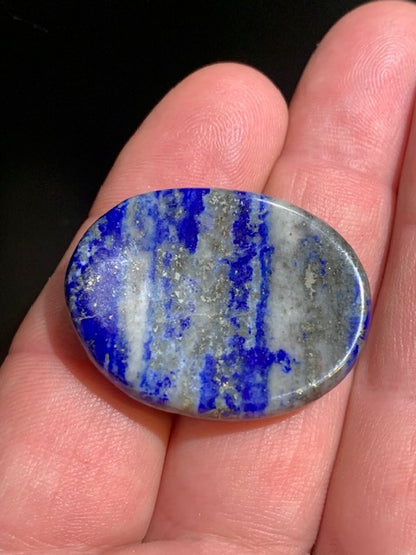 Lapis-lazuli – Pierre de poche / pierre de massage avec une face bombée et une face incurvée – 35 × 28 × 8 mm – 12,6 g – Qualité AA à AAA