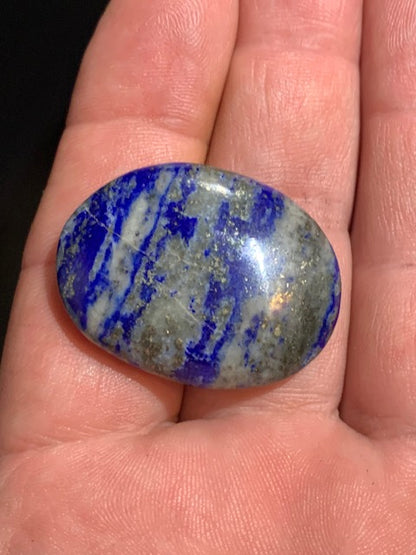 Lapis-lazuli – Pierre de poche / pierre de massage avec une face bombée et une face incurvée – 35 × 28 × 8 mm – 12,6 g – Qualité AA à AAA