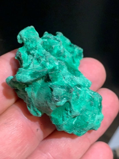 Malachite fibreuse, spécimen brut de 50 mm x 48 x 25 - 36,3 grammes. Parfait pour une collection, exposition ou bijouterie, du velour naturel
