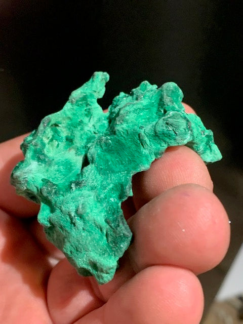 Malachite fibreuse, spécimen brut de 50 mm x 48 x 25 - 36,3 grammes. Parfait pour une collection, exposition ou bijouterie, du velour naturel