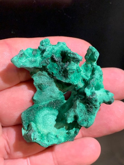 Malachite fibreuse, spécimen brut de 50 mm x 48 x 25 - 36,3 grammes. Parfait pour une collection, exposition ou bijouterie, du velour naturel