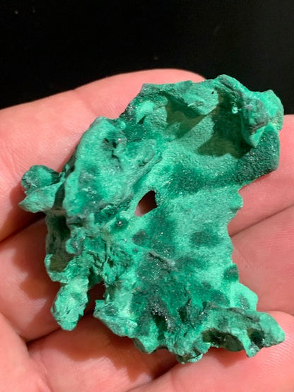 Malachite fibreuse, spécimen brut de 50 mm x 48 x 25 - 36,3 grammes. Parfait pour une collection, exposition ou bijouterie, du velour naturel