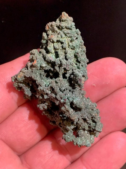 Malachite, collection ancienne, spécimen brut de 59 mm x 36 x 32 - 32,6 grammes. Parfait pour une collection, exposition ou bijouterie, du velour naturel