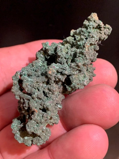 Malachite, collection ancienne, spécimen brut de 59 mm x 36 x 32 - 32,6 grammes. Parfait pour une collection, exposition ou bijouterie, du velour naturel
