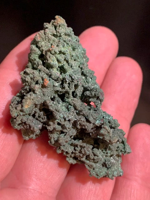 Malachite, collection ancienne, spécimen brut de 59 mm x 36 x 32 - 32,6 grammes. Parfait pour une collection, exposition ou bijouterie, du velour naturel