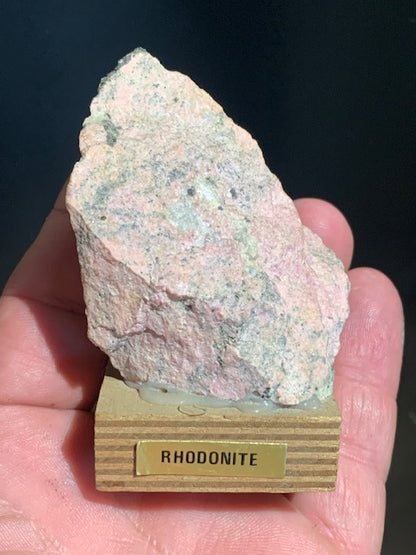 Rhodonite - forme libre - 57 x 49 x 28 mm - 116 gr. - Collection ancienne