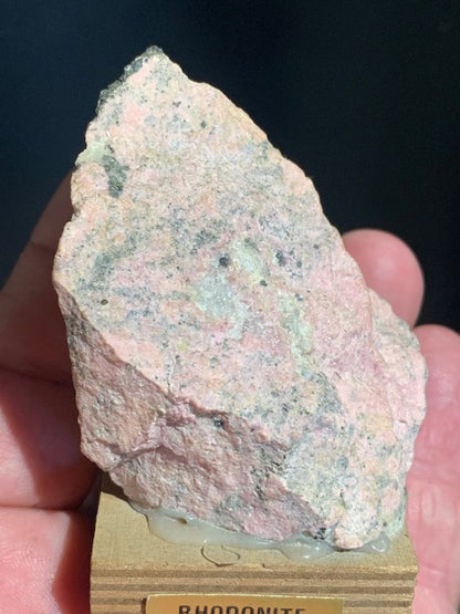 Rhodonite - forme libre - 57 x 49 x 28 mm - 116 gr. - Collection ancienne