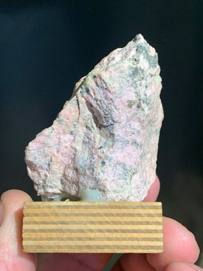 Rhodonite - forme libre - 57 x 49 x 28 mm - 116 gr. - Collection ancienne