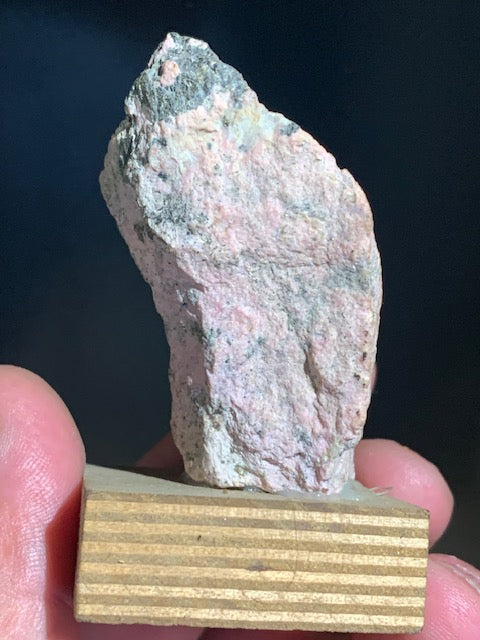 Rhodonite - forme libre - 57 x 49 x 28 mm - 116 gr. - Collection ancienne