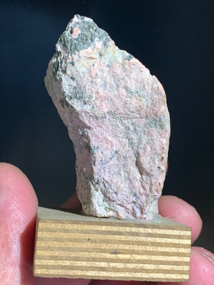 Rhodonite - forme libre - 57 x 49 x 28 mm - 116 gr. - Collection ancienne