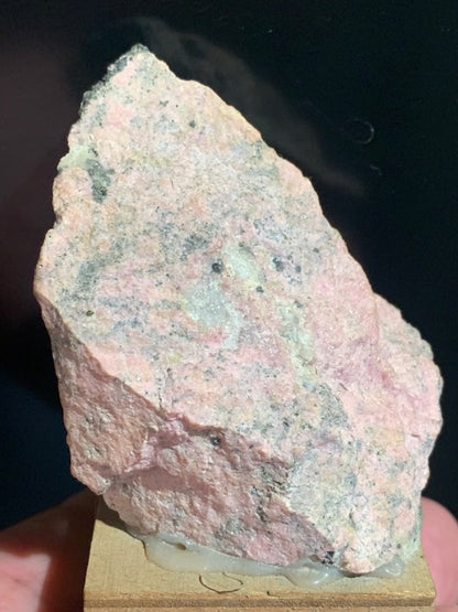 Rhodonite - forme libre - 57 x 49 x 28 mm - 116 gr. - Collection ancienne