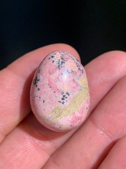 Rhodonite - pierre roulée - 27 x 22 x 20 mm - 21,3 gr.