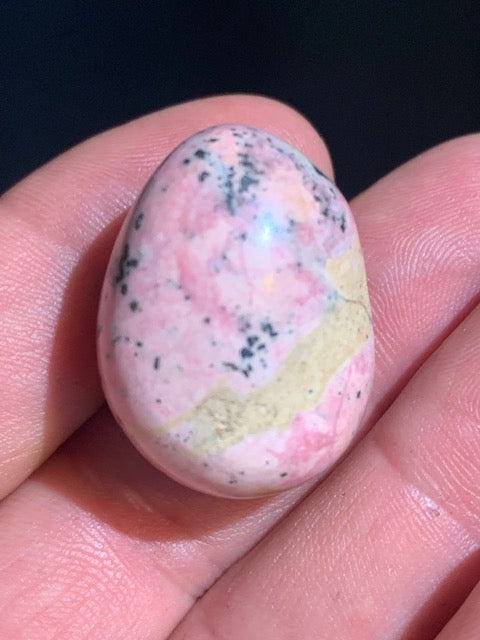 Rhodonite - pierre roulée - 27 x 22 x 20 mm - 21,3 gr.