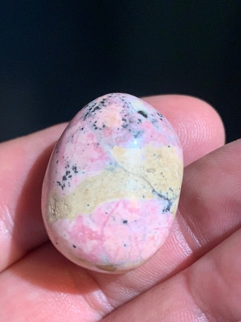 Rhodonite - pierre roulée - 27 x 22 x 20 mm - 21,3 gr.