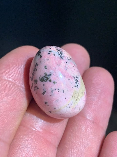 Rhodonite - pierre roulée - 27 x 22 x 20 mm - 21,3 gr.