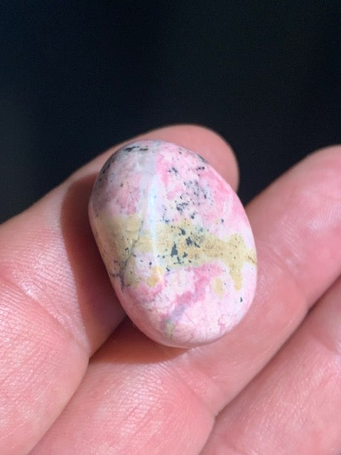 Rhodonite - pierre roulée - 27 x 22 x 20 mm - 21,3 gr.