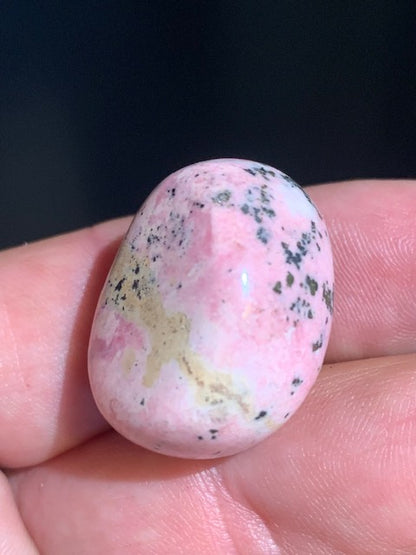 Rhodonite - pierre roulée - 27 x 22 x 20 mm - 21,3 gr.