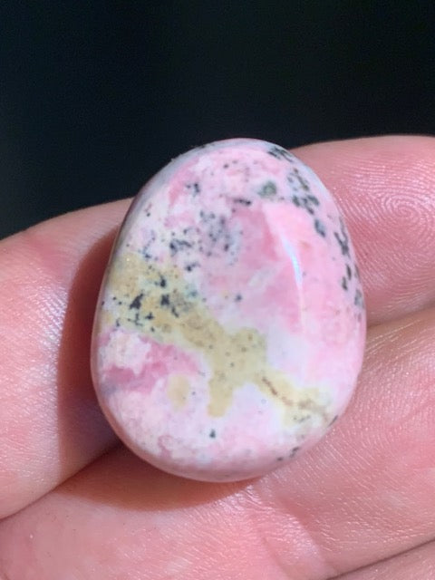 Rhodonite - pierre roulée - 27 x 22 x 20 mm - 21,3 gr.