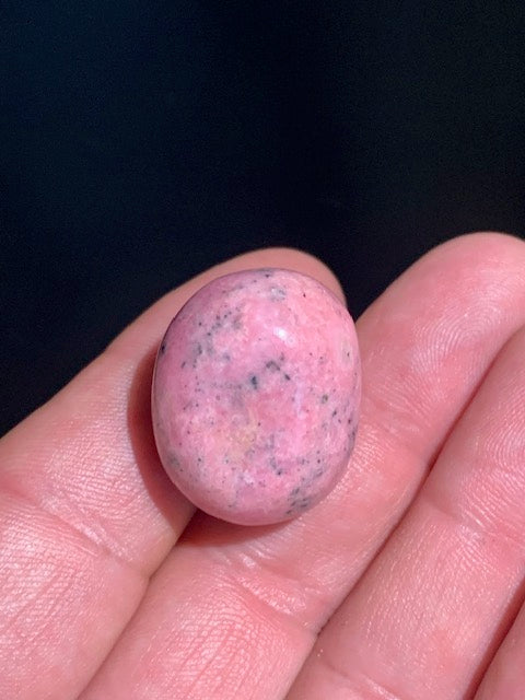 Rhodonite - pierre roulée - 27 x 21 x 20 mm - 23 gr.