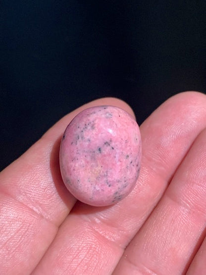 Rhodonite - pierre roulée - 27 x 21 x 20 mm - 23 gr.