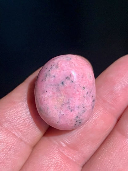 Rhodonite - pierre roulée - 27 x 21 x 20 mm - 23 gr.