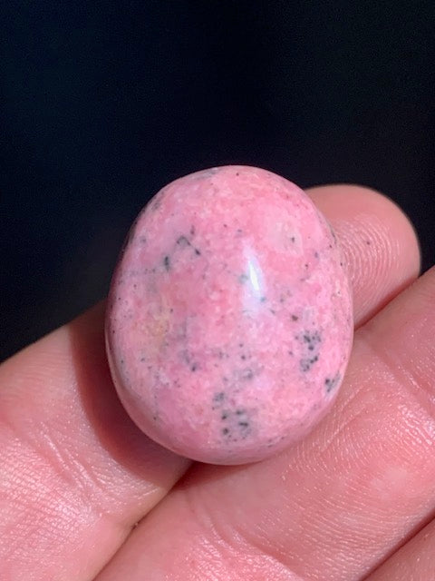 Rhodonite - pierre roulée - 27 x 21 x 20 mm - 23 gr.