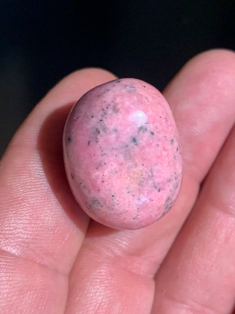 Rhodonite - pierre roulée - 27 x 21 x 20 mm - 23 gr.