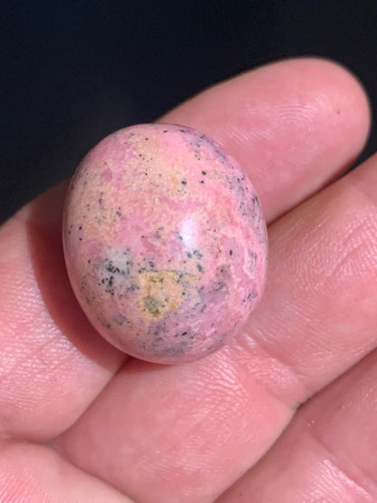Rhodonite - pierre roulée - 27 x 21 x 20 mm - 23 gr.