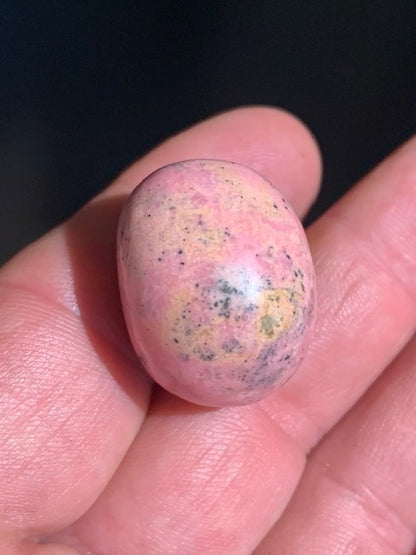 Rhodonite - pierre roulée - 27 x 21 x 20 mm - 23 gr.