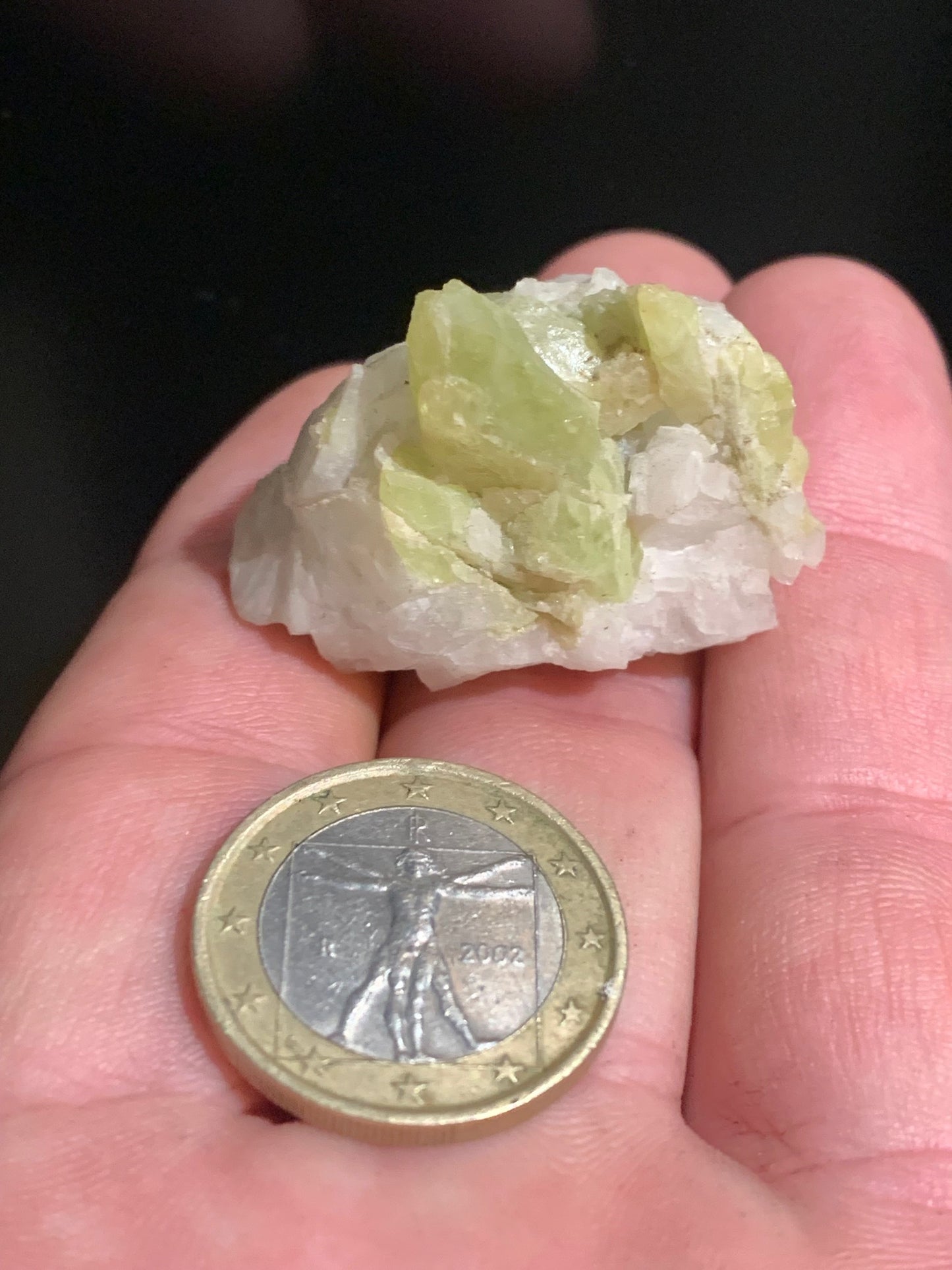 Sphène aussi appelé Titanite, spécimen brut de 37 x 30 x 26 mm - 18,6 gr.