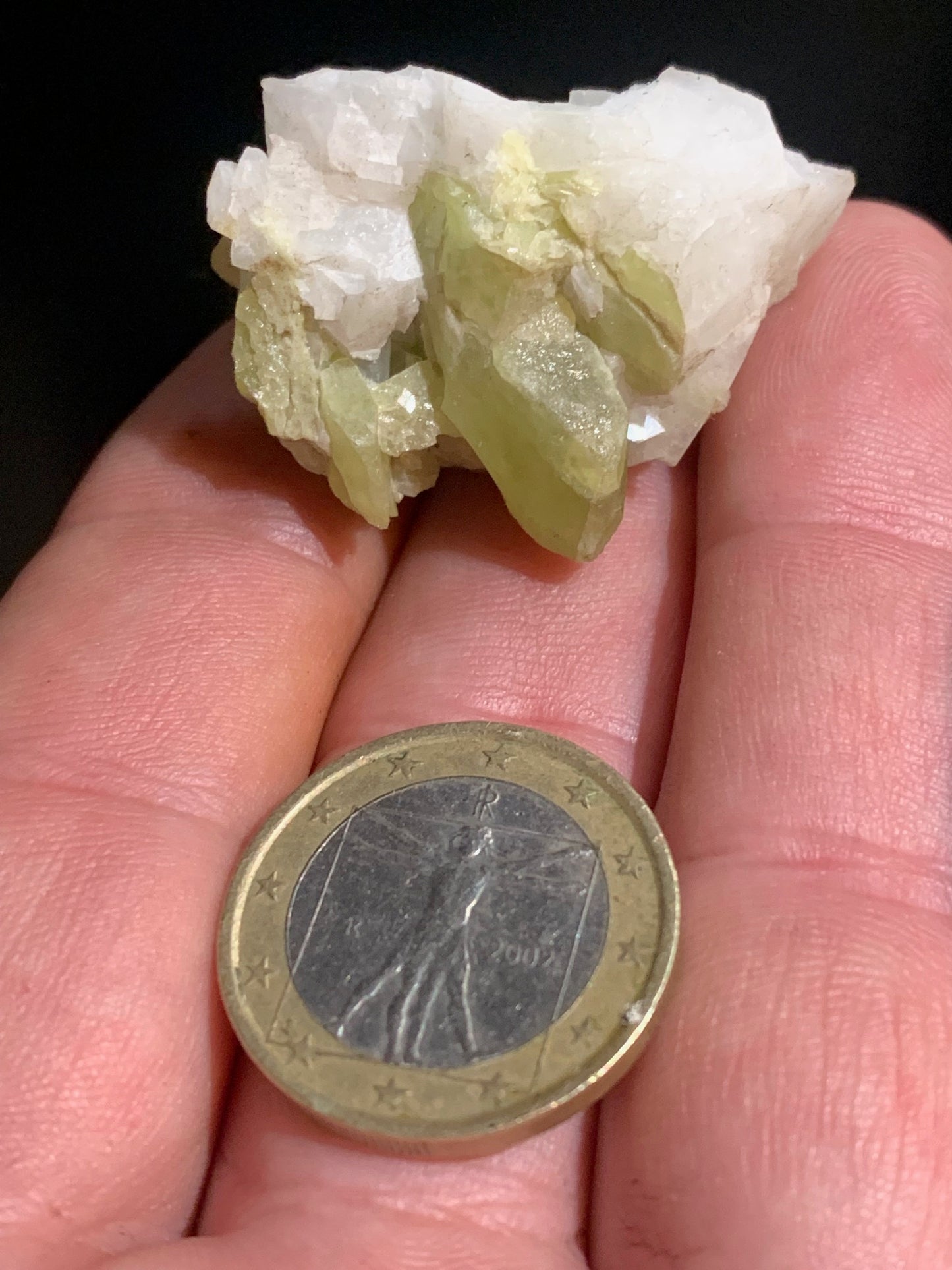 Sphène aussi appelé Titanite, spécimen brut de 37 x 30 x 26 mm - 18,6 gr.