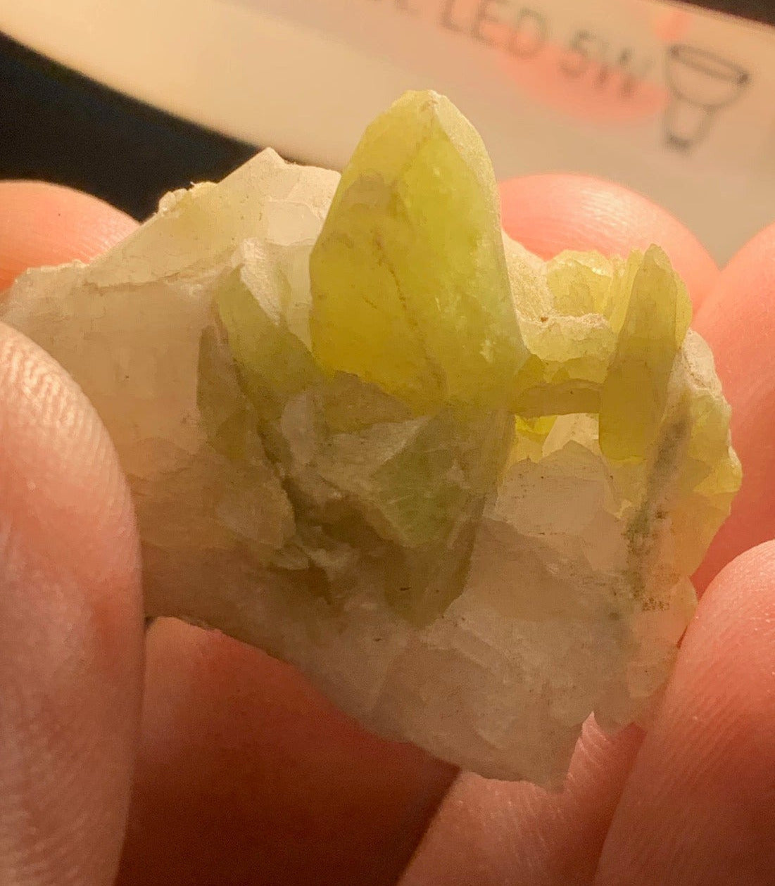 Sphène aussi appelé Titanite, spécimen brut de 37 x 30 x 26 mm - 18,6 gr.