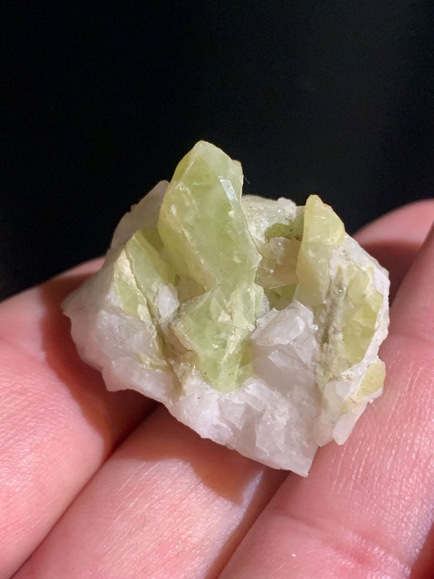 Sphène aussi appelé Titanite, spécimen brut de 37 x 30 x 26 mm - 18,6 gr.