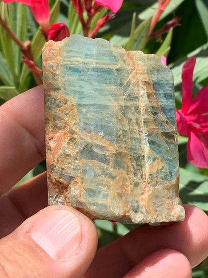 Béryl bleu, spécimen de 58mm x 37 x 33 - 104,4 grammes. Parfait en collection, exposition, lithothérapie...