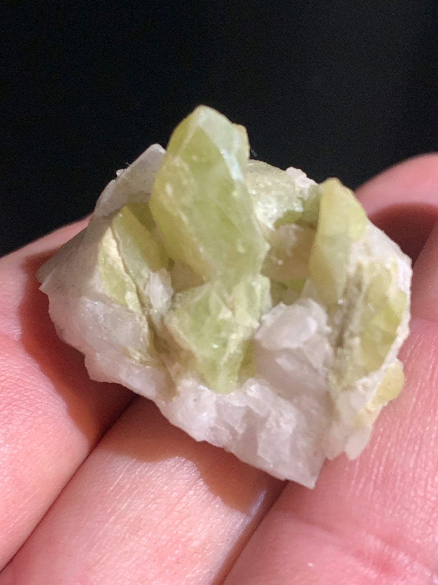 Sphène aussi appelé Titanite, spécimen brut de 37 x 30 x 26 mm - 18,6 gr.