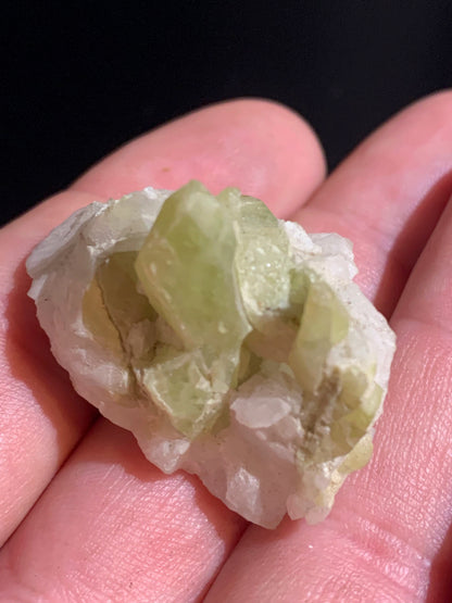 Sphène aussi appelé Titanite, spécimen brut de 37 x 30 x 26 mm - 18,6 gr.