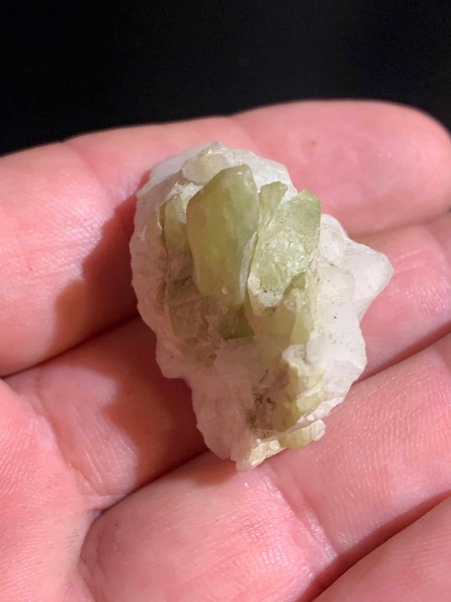 Sphène aussi appelé Titanite, spécimen brut de 37 x 30 x 26 mm - 18,6 gr.