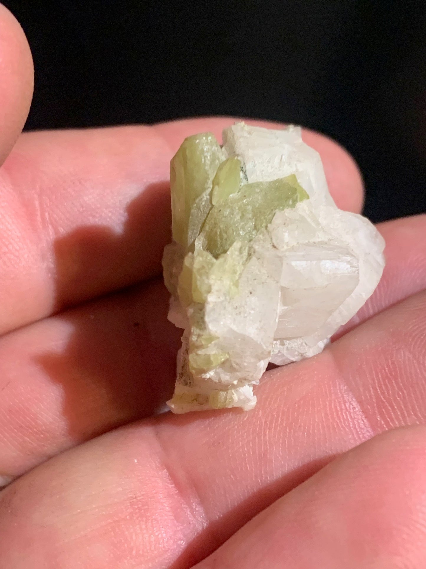 Sphène aussi appelé Titanite, spécimen brut de 37 x 30 x 26 mm - 18,6 gr.
