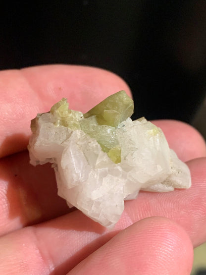 Sphène aussi appelé Titanite, spécimen brut de 37 x 30 x 26 mm - 18,6 gr.