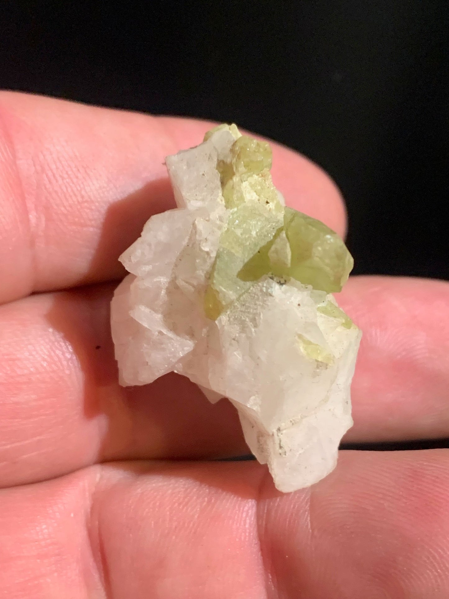 Sphène aussi appelé Titanite, spécimen brut de 37 x 30 x 26 mm - 18,6 gr.