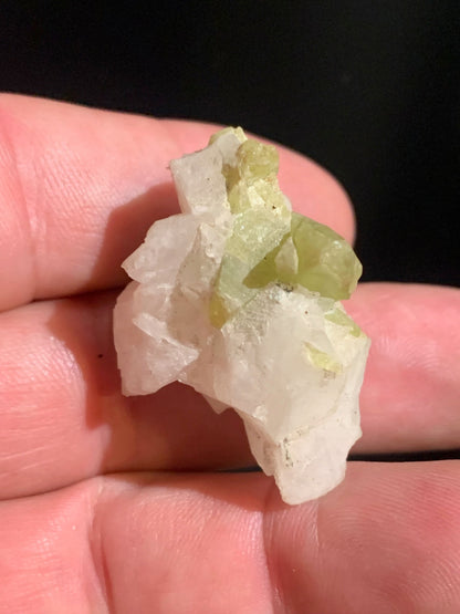 Sphène aussi appelé Titanite, spécimen brut de 37 x 30 x 26 mm - 18,6 gr.
