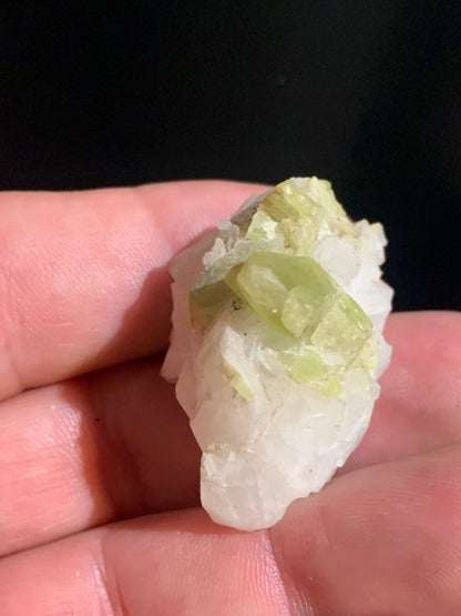 Sphène aussi appelé Titanite, spécimen brut de 37 x 30 x 26 mm - 18,6 gr.