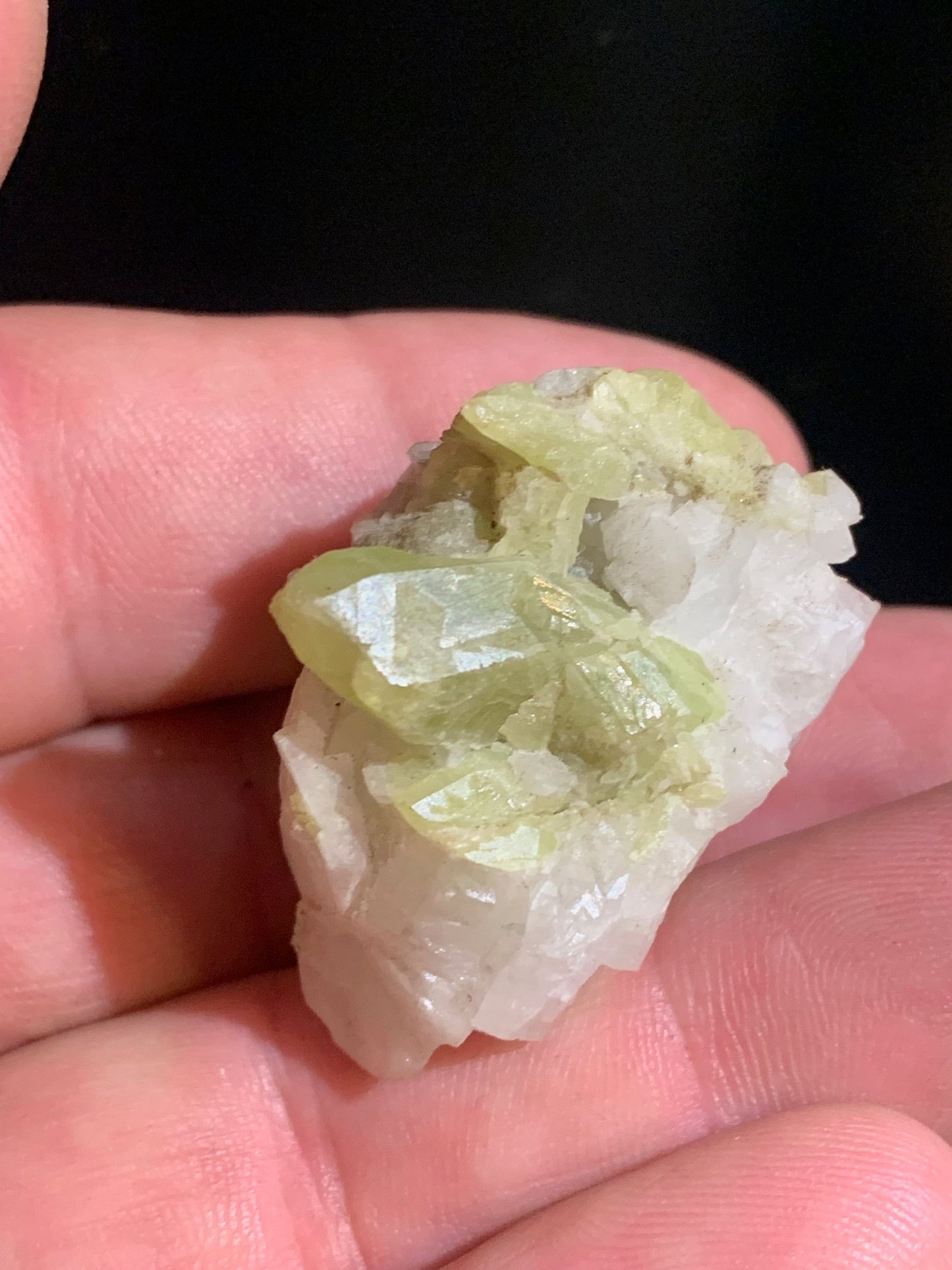 Sphène aussi appelé Titanite, spécimen brut de 37 x 30 x 26 mm - 18,6 gr.