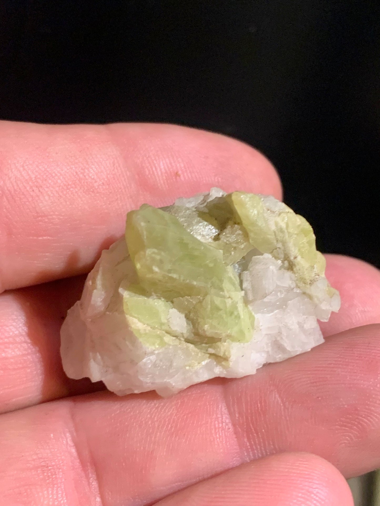 Sphène aussi appelé Titanite, spécimen brut de 37 x 30 x 26 mm - 18,6 gr.
