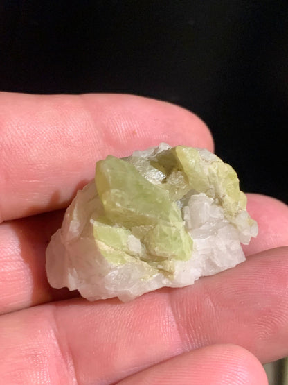 Sphène aussi appelé Titanite, spécimen brut de 37 x 30 x 26 mm - 18,6 gr.