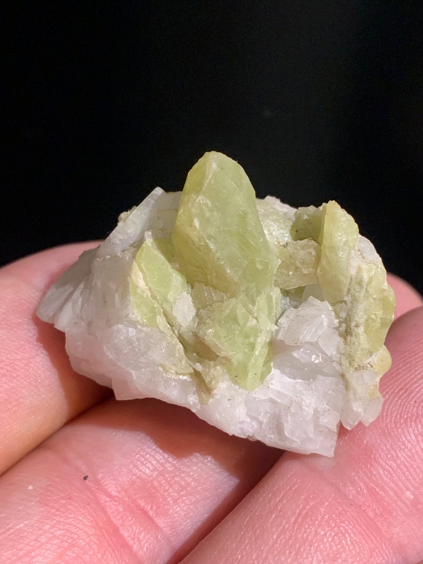 Sphène aussi appelé Titanite, spécimen brut de 37 x 30 x 26 mm - 18,6 gr.