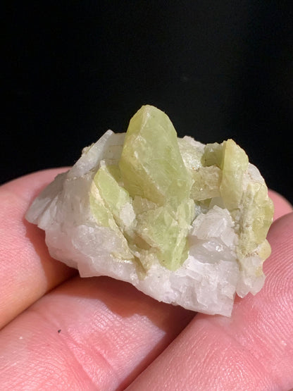 Sphène aussi appelé Titanite, spécimen brut de 37 x 30 x 26 mm - 18,6 gr.