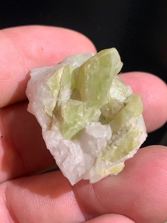 Sphène aussi appelé Titanite, spécimen brut de 37 x 30 x 26 mm - 18,6 gr.
