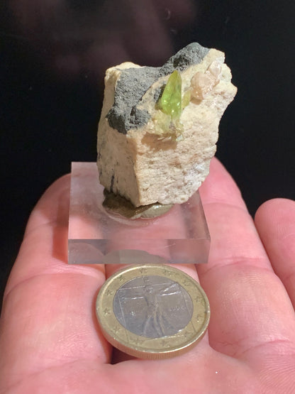 Sphène aussi appelé Titanite, spécimen brut de 37 x 28 x 24 mm - 28,6 gr.